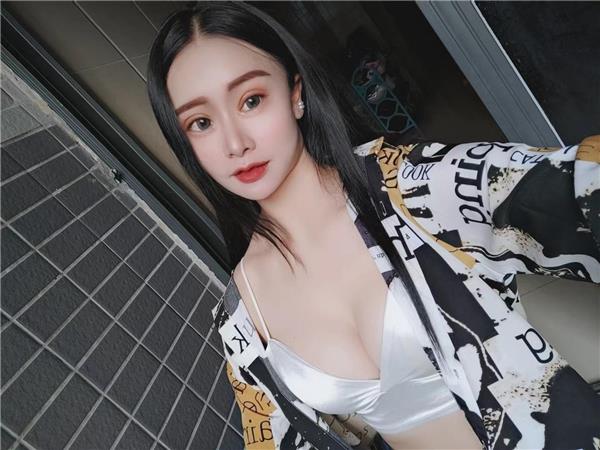 验证一个不错的妹子,很配合。