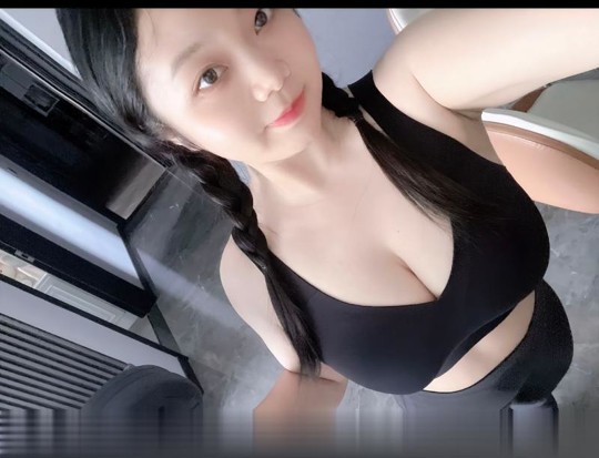 深圳南山尤物布丁妹子是丰满体型,微胖前凸后翘。奶子是D