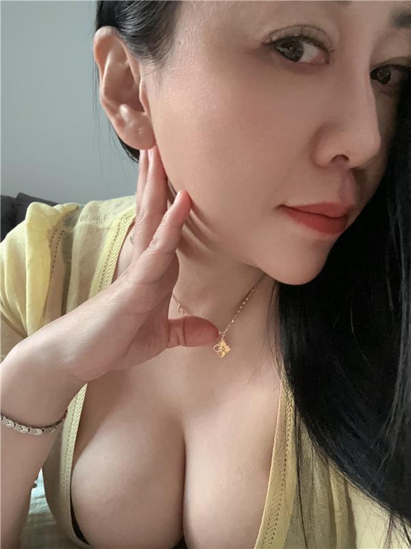 河南-郑州北环一长发少妇