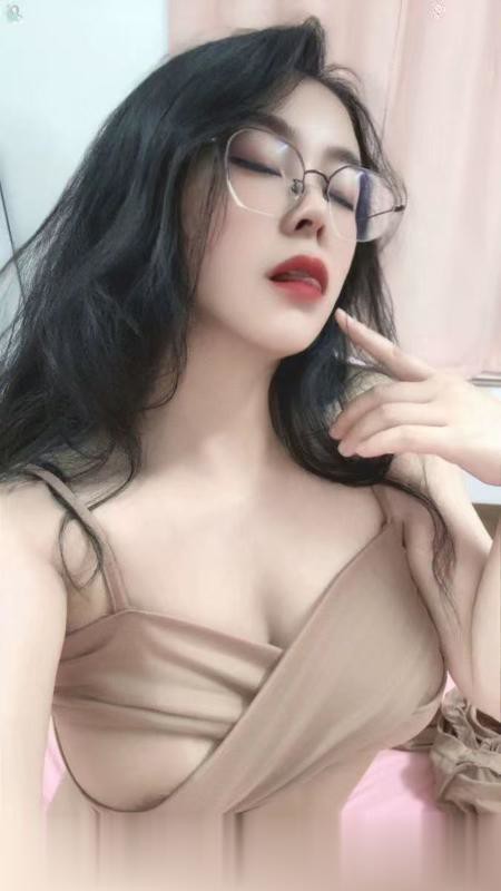 上海浦东连体衣眼镜女