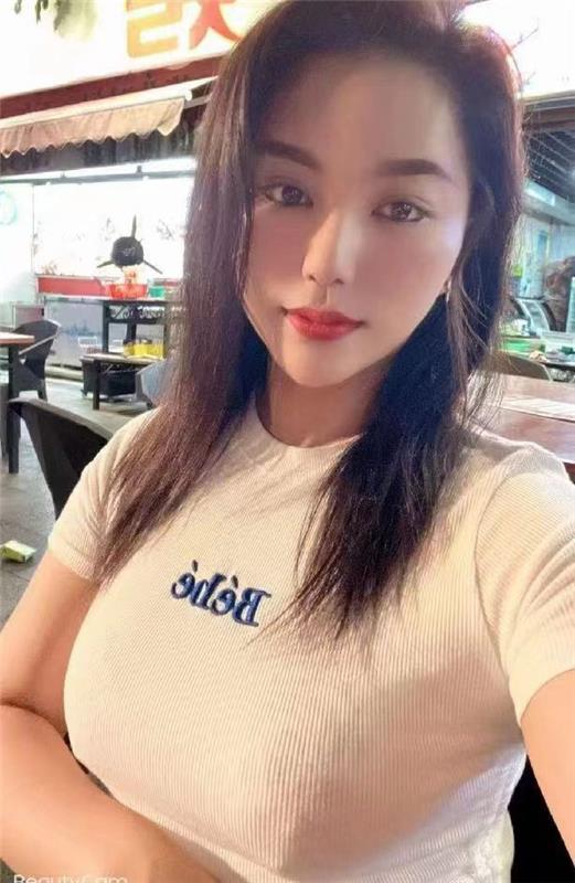 大胸挺好看的妹子,奶子真挺
