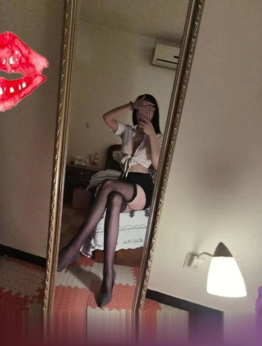 北京身材苗条腿长老师皮肤好细腻光滑，胸好好看又挺