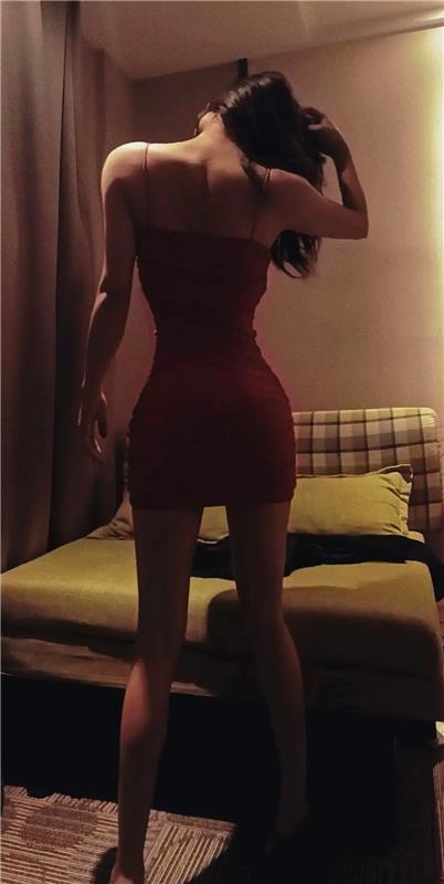 身材苗条的美女,服务很热情