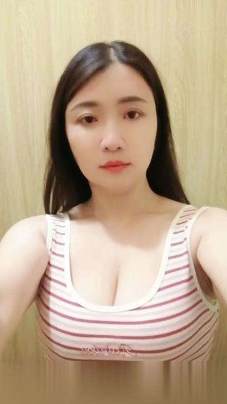 深圳宝安三通老师大奶肥臀,可以玩三通,人非常骚的