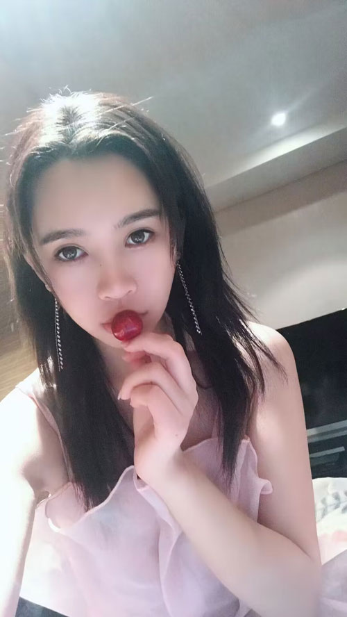 00年小萝莉自做自聊 小蛮腰凹凸有致 皮肤光滑 幼女控必入!