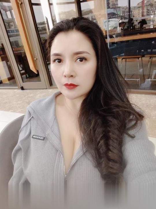 浙江杭州临平红玫瑰瑜伽妹子