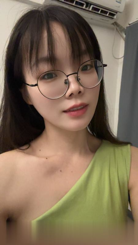 深圳眼镜妹兼职诗诗个人兼职,自聊自做