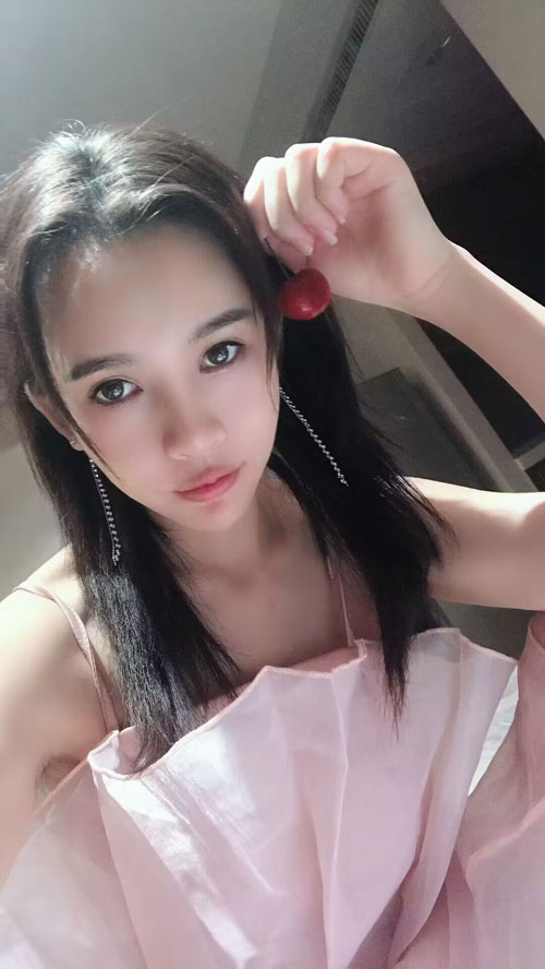 00年小萝莉自做自聊 小蛮腰凹凸有致 皮肤光滑 幼女控必入!
